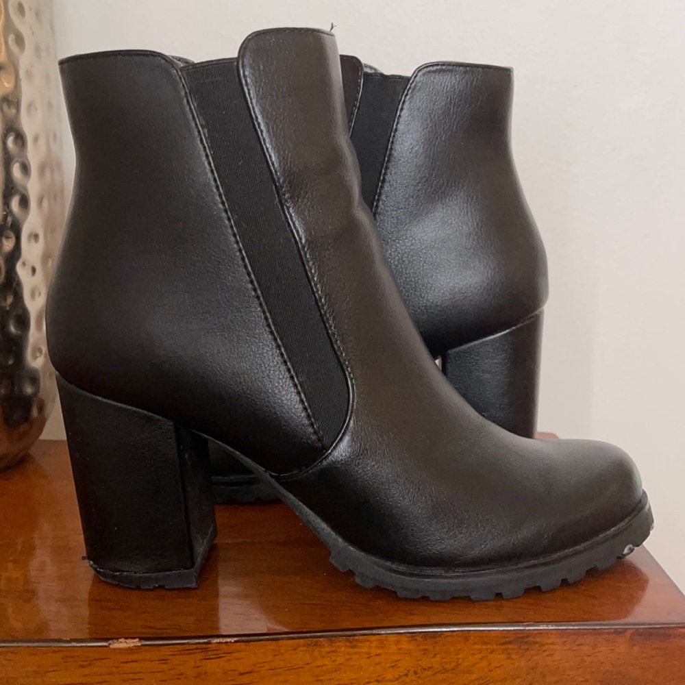 Le château real leather booties